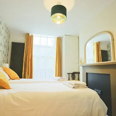 Two Bedroom Flat In Caledonia Place