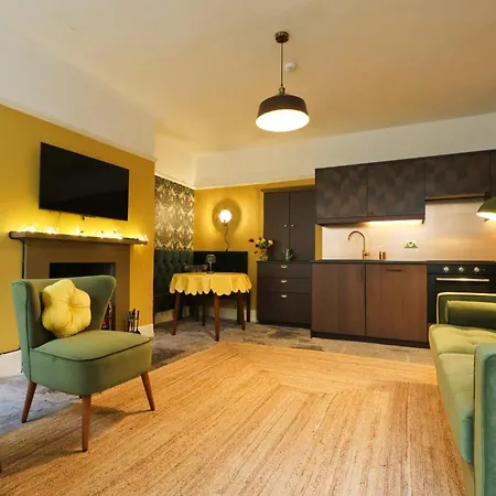 Two Bedroom Flat In Caledonia Place * Bristol