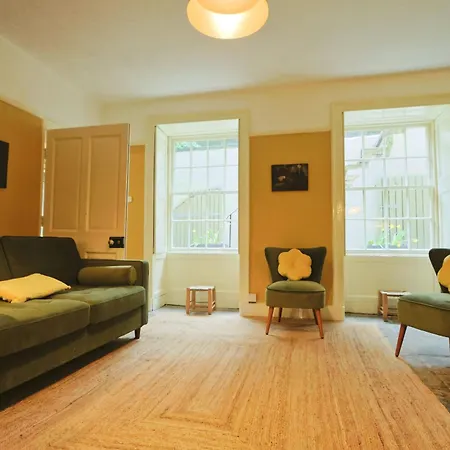 Two Bedroom Flat In Caledonia Place Bristol