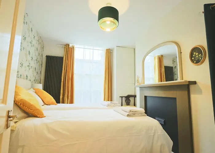 Two Bedroom Flat In Caledonia Place