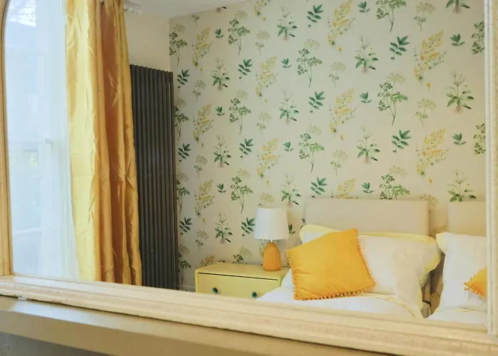 Two Bedroom Flat In Caledonia Place Bristol