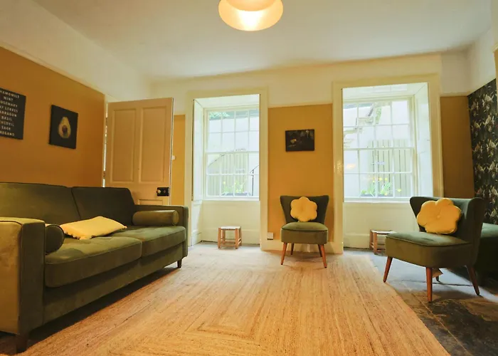 Two Bedroom Flat In Caledonia Place Bristol