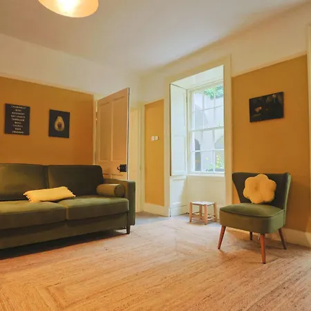 Two Bedroom Flat In Caledonia Place Apartmán *
