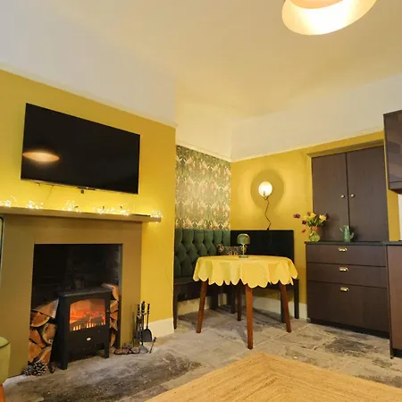 Апартаменти Two Bedroom Flat In Caledonia Place Бристоль
