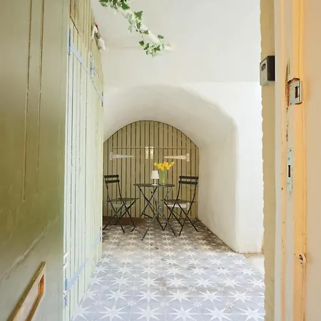 Two Bedroom Flat In Caledonia Place * Бристоль