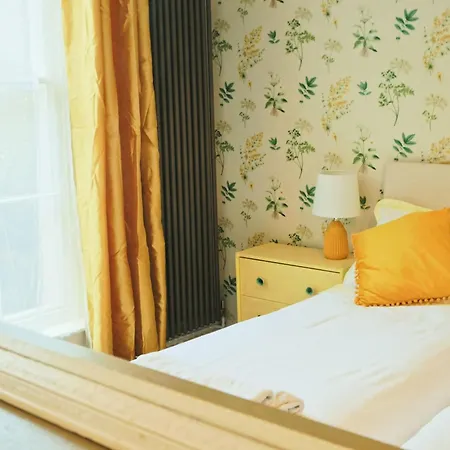 Апартаменти Two Bedroom Flat In Caledonia Place Бристоль