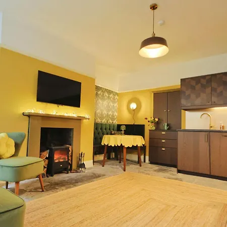 Two Bedroom Flat In Caledonia Place * Bristol
