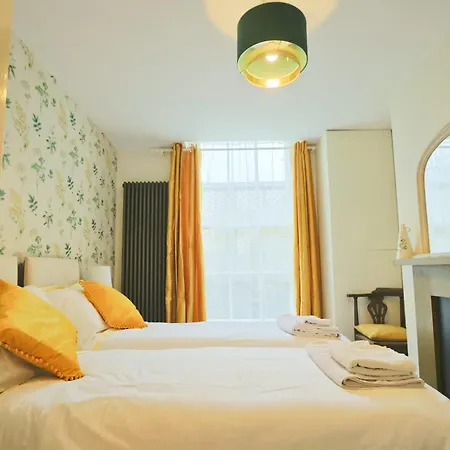 Two Bedroom Flat In Caledonia Place *