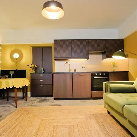 Two Bedroom Flat In Caledonia Place