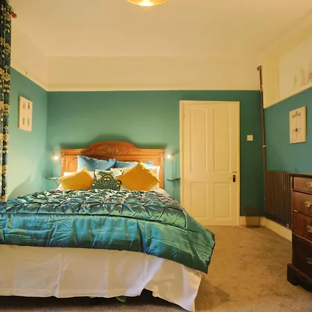 Two Bedroom Flat In Caledonia Place Apartmán