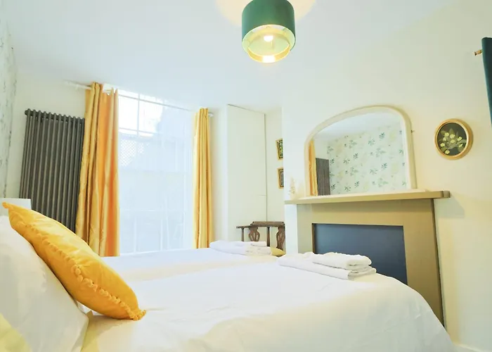 Two Bedroom Flat In Caledonia Place Апартаменти