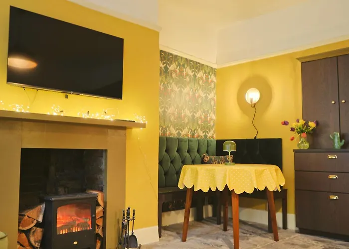 Two Bedroom Flat In Caledonia Place * Бристоль