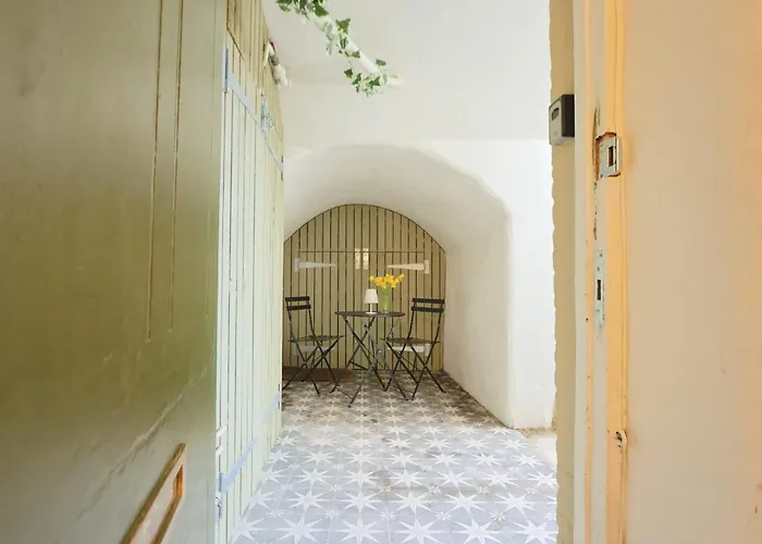 Two Bedroom Flat In Caledonia Place * Бристоль