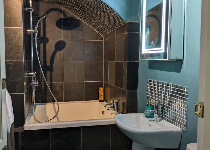 Two Bedroom Flat In Caledonia Place *