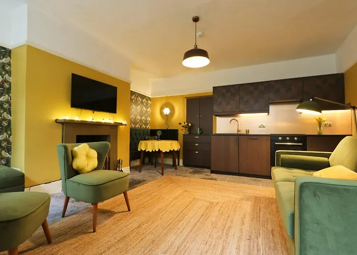 Two Bedroom Flat In Caledonia Place * Бристоль