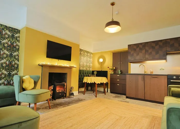 Two Bedroom Flat In Caledonia Place * Бристоль