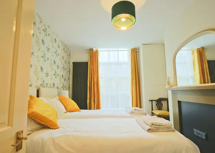 Two Bedroom Flat In Caledonia Place *