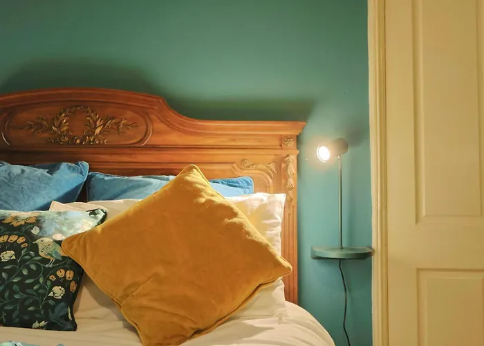 Two Bedroom Flat In Caledonia Place Бристоль