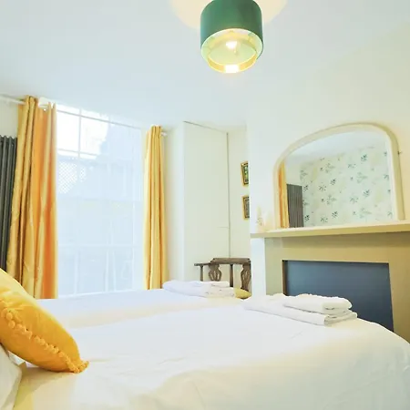 Two Bedroom Flat In Caledonia Place Apartman
