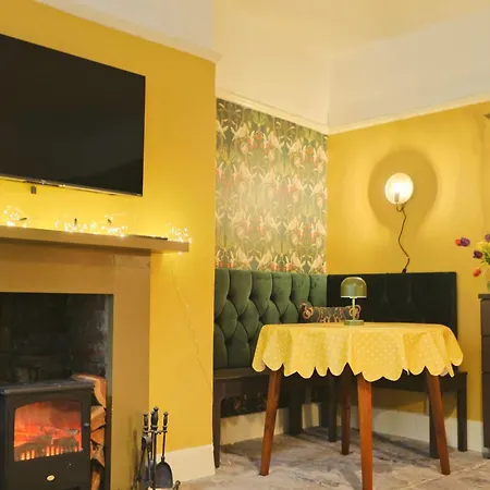 Two Bedroom Flat In Caledonia Place * Bristol