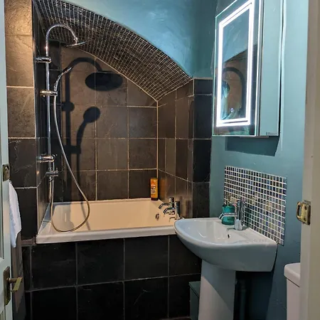 Two Bedroom Flat In Caledonia Place *