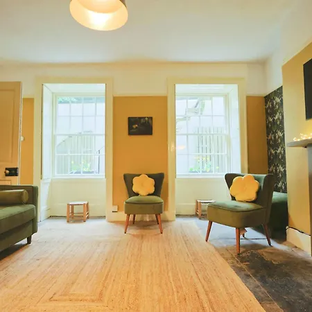 Two Bedroom Flat In Caledonia Place Apartman
