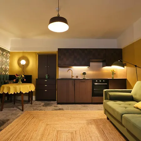 Two Bedroom Flat In Caledonia Place *