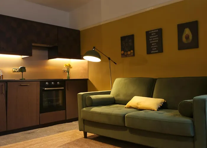 Two Bedroom Flat In Caledonia Place *