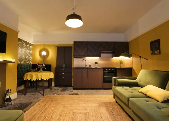 Two Bedroom Flat In Caledonia Place *